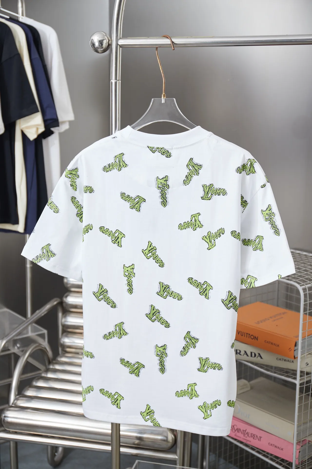 🅿️190 1V 25SS early spring new model Digitally printed letter short sleeves Light luxury essential item for daily commuting for men and women Correct version Welcome to compare Detailed features · 320g 100% pure cotton double yarn jersey fabric · Special thickened 32 pieces of double-strand 1X1 thread in the same cylinder custom dyeing · Positioned digital green LV letter logo printing · Double needle stitching and cross-stitching technology · Original main mark, washed tag, brand moisture-proof paper packaging Color: black/white/green Size: S/M/L/XL